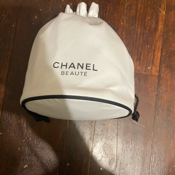 Chanel beute white pouch with black drawstrings - Picture 3 of 4